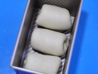 6、鸡肉杂蔬土司盒,第二次擀卷后，将面团放入土司盒中。