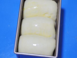 7、鸡肉杂蔬土司盒,放入烤箱中，加一碗热开水，并且使用发酵功能，发酵约50分钟左右，面团至两倍大，刷一层蛋液，预热好烤箱后，170烘烤40分钟。