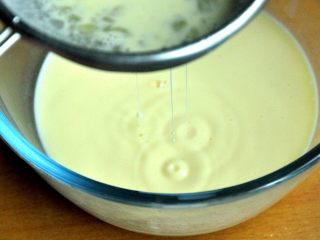 4、芒果班戟,过一次筛，这样口感会更细腻。