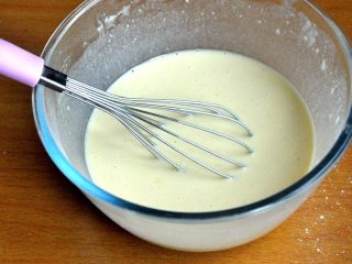 6、芒果班戟,混合均匀，并且再过一次筛。