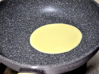 9、芒果班戟,先不开火，舀一勺面糊直接入锅，我用的法焙客28cm麦饭石锅。