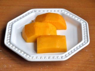 13、芒果班戟,.切几块大小适中的芒果块。