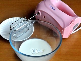 14、芒果班戟,淡奶油中加入糖粉，中速打发。