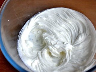 15、芒果班戟,淡奶油打发至硬性发泡。