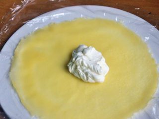 16、芒果班戟,取一张班戟皮，再取适量的奶油。