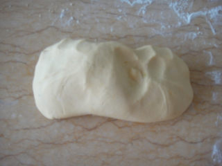 7、南瓜炼奶紫薯饼,把糯米粉和南瓜泥混合揉成有粘性的粉团