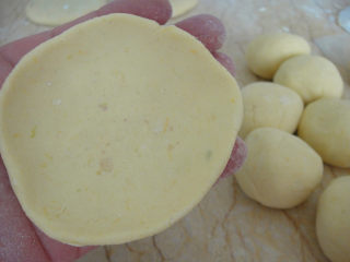 9、南瓜炼奶紫薯饼,做成均匀的胚皮