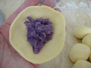 10、南瓜炼奶紫薯饼,加入馅料