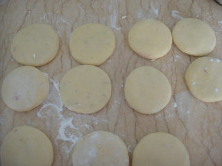 11、南瓜炼奶紫薯饼,虎口收口后搓圆压扁（轻压）