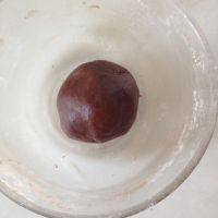 2、黑纹奶酪饼干,过筛后的低筋面粉和可可粉加入，揉成光滑的面团，盖上保鲜膜静置15分钟。