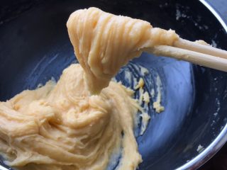 6、#不一样的泡芙#蓝莓果酱樱花泡芙,一直搅拌直面糊提起有4厘米左右的三角即可(蛋液不需要全部加入哦,看搅打情况而定)