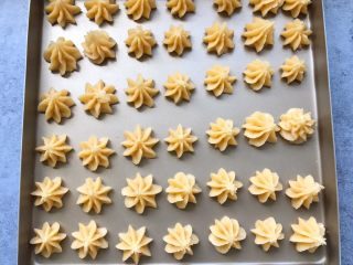 8、#不一样的泡芙#蓝莓果酱樱花泡芙,全部挤好(按个人喜好选择裱花嘴哈)