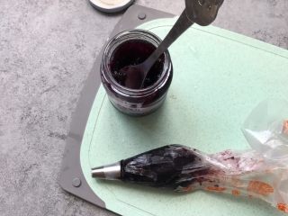 10、#不一样的泡芙#蓝莓果酱樱花泡芙,烤泡芙时准备蓝莓果酱,装进一次性裱花袋