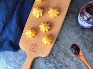 12、#不一样的泡芙#蓝莓果酱樱花泡芙,全部挤好,吃下去一口好满足,里面是空心的哦