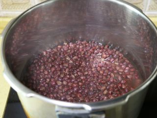 4、红豆沙,煮熟的红豆已经压得很酥烂了