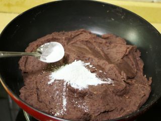 7、红豆沙,加入1小勺炒熟的糯米粉