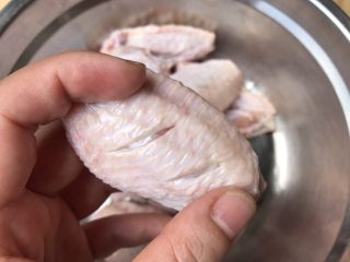 1、三杯鸡中翅～超简易快手美味版,斜刀表面切2下