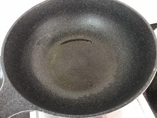 4、三杯鸡中翅～超简易快手美味版,热锅，五成热就可以放点油了