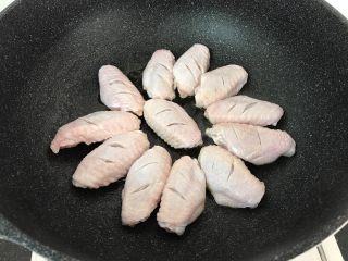 5、三杯鸡中翅～超简易快手美味版,鸡翅码进入中小火慢煎