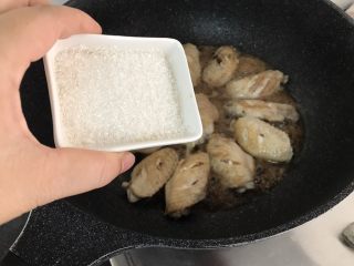 10、三杯鸡中翅～超简易快手美味版,然后是糖，甜度可以视自己口味适量增减
