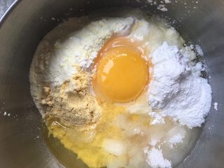 1、软软奶香玉米饼,所有材料放入盆中，加适量水，拌匀