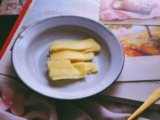 2、无油低脂 会拉丝的 爆浆芝士鸡米花,将马苏里拉切片备用