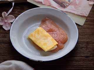 5、无油低脂 会拉丝的 爆浆芝士鸡米花,再放一片芝士片 卷起包好