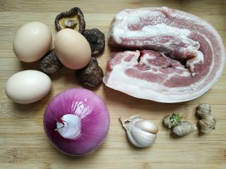 1、家常卤肉饭,准备食材。