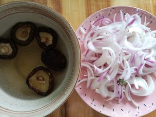 2、家常卤肉饭,香菇泡发,洋葱切好。