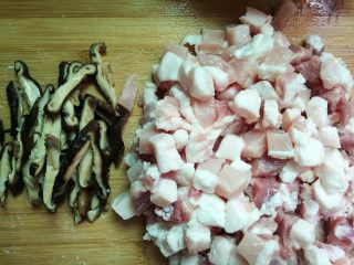 3、家常卤肉饭,五花肉切成丁,香菇切片。