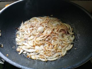 5、家常卤肉饭,锅里放油,倒入洋葱炸至发黄,发硬捞出