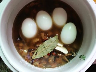 10、家常卤肉饭,放入剥好的鸡蛋,我用的是隔水炖,炖2-2.5小时。