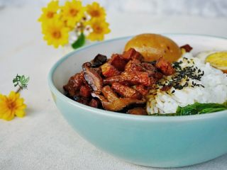 13、家常卤肉饭,再烫几根自己喜欢的蔬菜码上,撒点芝麻即可。