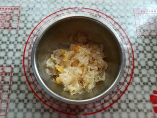 2、菠萝银耳羹,银耳撕成小朵