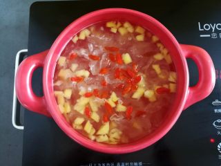 9、菠萝银耳羹, 加入枸杞