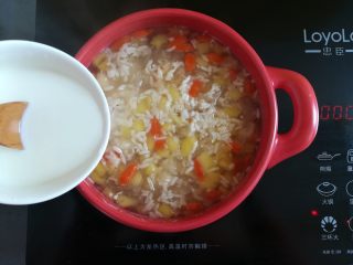 12、菠萝银耳羹,加入勾芡好的玉米淀粉液