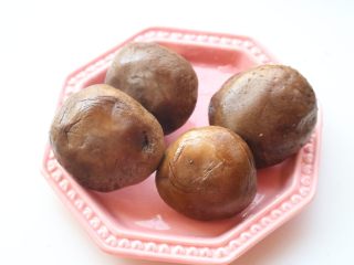 3、辣子鸡,香菇也洗净，去掉老蒂。