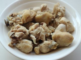 6、辣子鸡,煮好的鸡块洗净浮沫待用。
