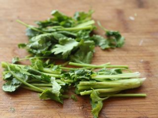 8、辣子鸡,香菜也切段。