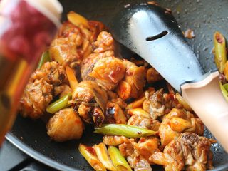 14、辣子鸡,加入适量老抽上色。