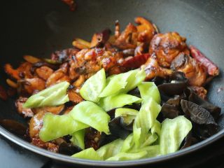 17、辣子鸡,下入木耳和青椒片。