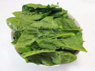 1、低糖少油菠菜戚风,菠菜取菜叶部分洗净后用料理机打成汁备用（我用的是100克菠菜叶加10ml水搅打后过滤出70g的菠菜汁）