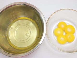 3、低糖少油菠菜戚风,将蛋黄和蛋清分离出来，然后将蛋清放入冰箱冷藏，用的时候再拿出来（装蛋清的盆必须是无水无油的！）