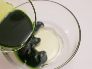 5、低糖少油菠菜戚风,接着倒入菠菜汁