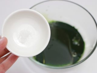 6、低糖少油菠菜戚风,加入0.5g盐