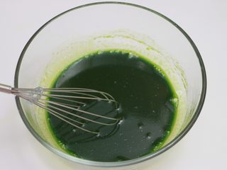 7、低糖少油菠菜戚风,用蛋抽充分搅拌至混合均匀，看不到油点的状态