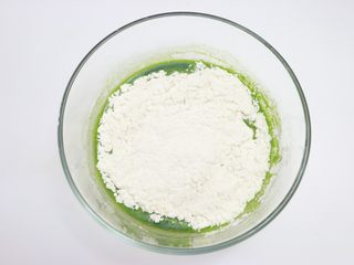 8、低糖少油菠菜戚风,90g低筋面粉不用过筛，直接倒入盆中