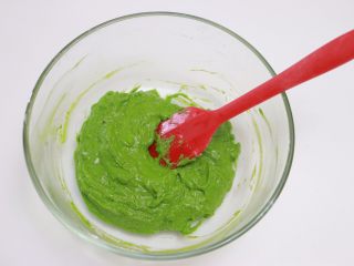 9、低糖少油菠菜戚风,用橡皮刮刀拌匀至无干粉状态