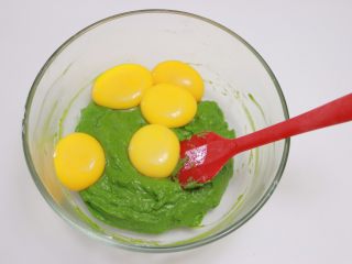 10、低糖少油菠菜戚风,加入5颗蛋黄