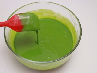 12、低糖少油菠菜戚风,看图吧，大概是这个样子的，顺滑无疙瘩，蛋黄面糊就做好了，放一旁待用